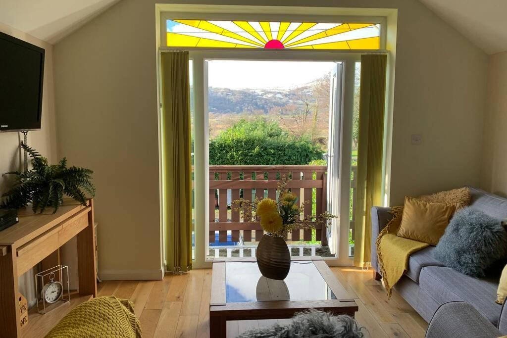 Semi Detached Snowdonia With Hot Tub Tal-y-Cafn
