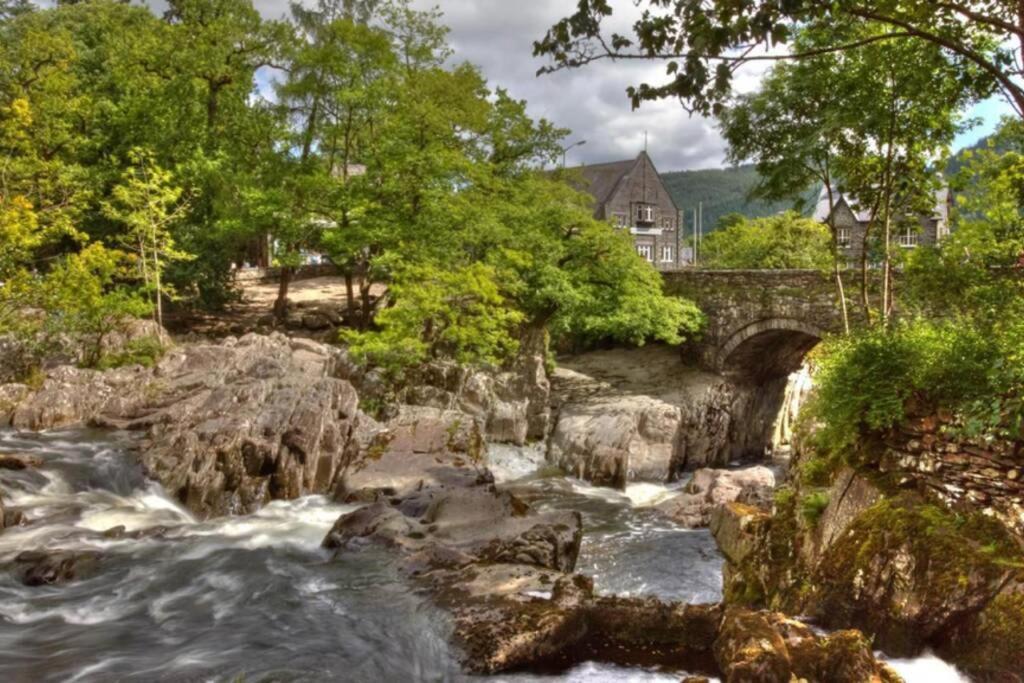 Semi Detached Snowdonia With Hot Tub Tal-y-Cafn