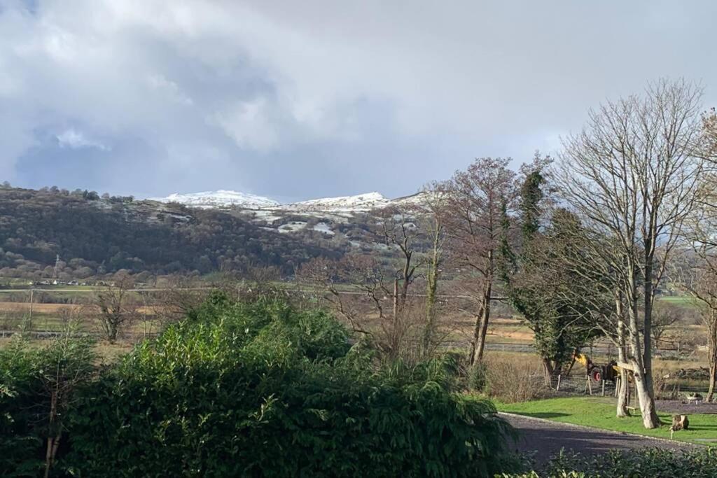 Semi Detached Snowdonia With Hot Tub * Tal-y-Cafn