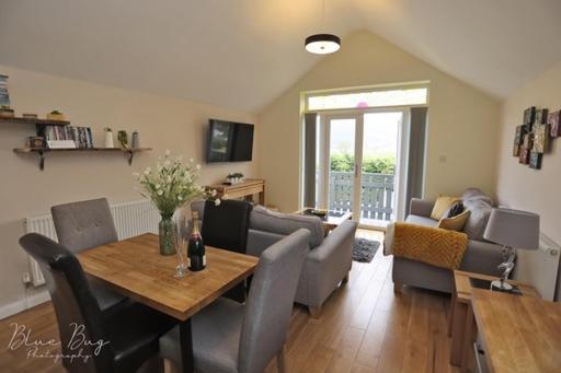 Semi Detached Snowdonia With Hot Tub *